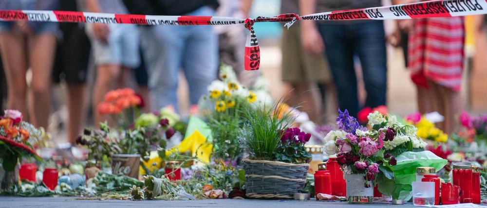 Gedenken am Tatort. Nach der tödlichen Messerattacke eines Somaliers in Würzburg trauert die Stadt um die Opfer.