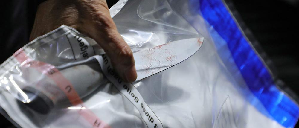 Corpus delicti. Ein Dresdner Kriminaltechniker stellt ein Messer am Tatort sicher. 