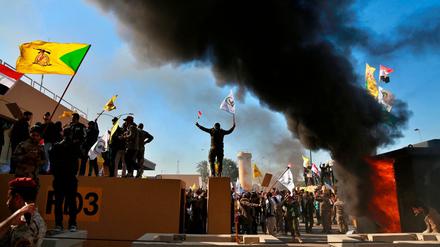 Mit Feuer und Verwünschungen. Hunderte pro-iranische Demonstranten versuchten, die US-Botschaft in Bagdad zu stürmen.