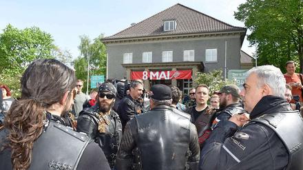 Etwa 30 Mitglieder des russischen Motorradclubs "Nachtwölfe" sind am Freitagvormittag vor dem deutsch-russischen Museum in Karlshorst angekommen.
