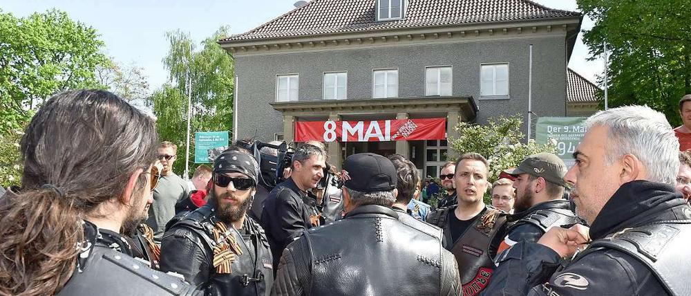 Etwa 30 Mitglieder des russischen Motorradclubs "Nachtwölfe" sind am Freitagvormittag vor dem deutsch-russischen Museum in Karlshorst angekommen.