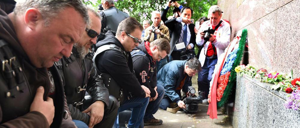 Einige Mitglieder des russischen Motorradclubs Nachtwölfe legten am 8. Mai 2015 am Deutsch-Russischen Museum in Berlin Blumen nieder.