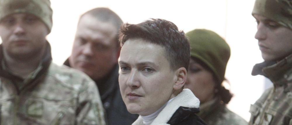Die ukrainische Parlamentsabgeordnete Nadeschda Sawtschenko geht vor einem Kiewer Gericht zur ihrer Anhörung.