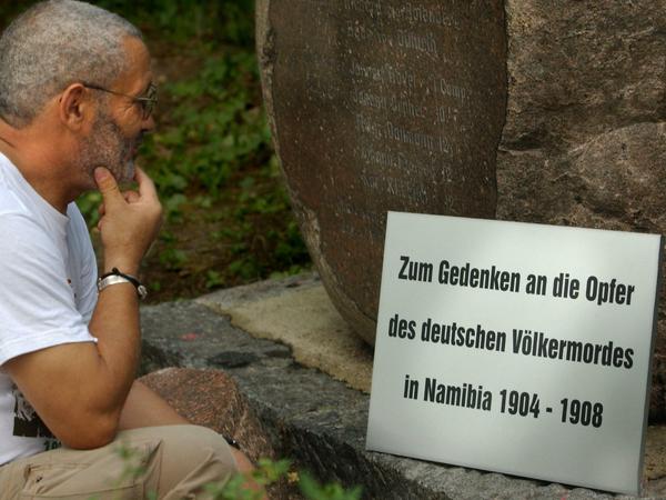 Eine NGO hatte 2004 auf dem Garnisonfriedhof in Berlin eine Gedenktafel für die "Opfer des deutschen Völkermordes in Namibia von 1904 bis 1908" aufgestellt, der offiziell lange geleugnet wurde. Sie lehnt an einem Gedenkstein für in Namibia gefallenen deutschen Soldaten. 