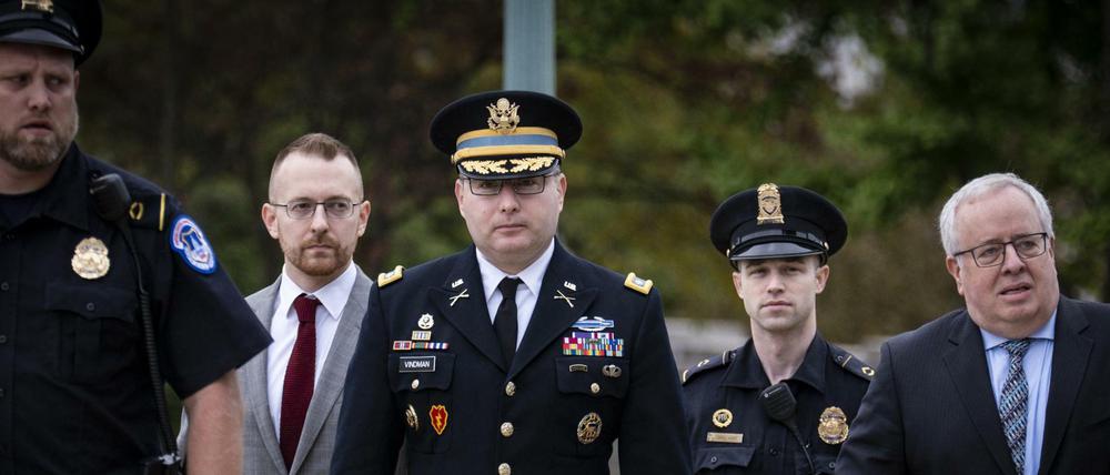 In Uniform und mit Orden erscheint der Militäroffizier Alexander Vindman am Dienstag vor dem Kongress.