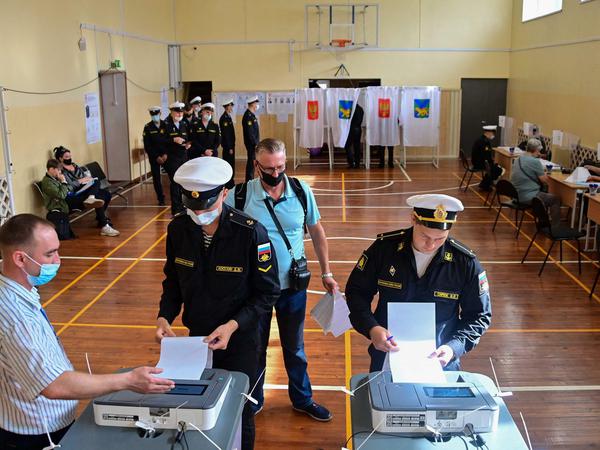 Marinekadetten bei der Stimmabgabe in Russland 