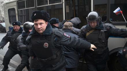 Der russische Oppositionelle Alexej Nawalny (verdeckt, hinten, M) wird von Polizisten festgenommen. 