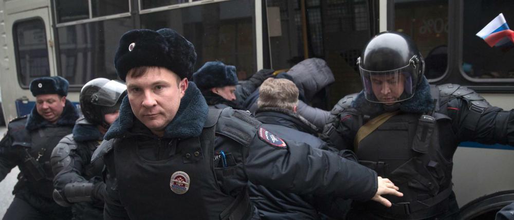 Der russische Oppositionelle Alexej Nawalny (verdeckt, hinten, M) wird von Polizisten festgenommen. 