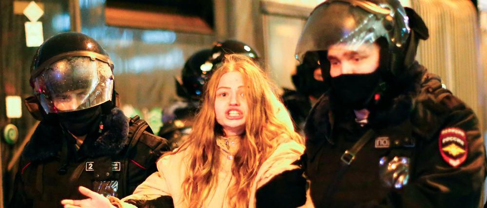 Eine junge Frau wird während der Proteste gegen die Inhaftierung des Oppositionsführers Nawalny festgenommen. 