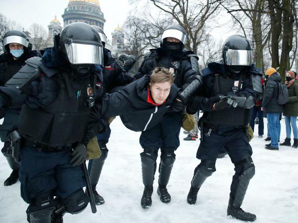 Polizisten tragen einen Demonstranten während eines Protestes in St. Petersburg weg. 