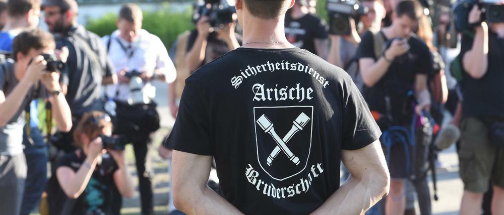 Ordner mit inkriminiertem T-Shirt auf dem Neonazi-Festival "Schild &amp; Schwert" am vergangenen Wochenende im ostsächsischen Ostritz. 