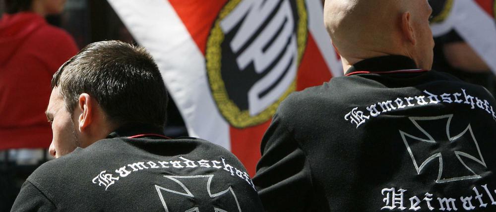 Zwei Rechtsextreme der "Kameradschaft Heimatland" bei einem NPD-Aufmarsch im Mai 2007 in Nürnberg.