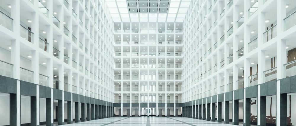 Hell und transparent erscheint das Atrium des Neubaus des Bundesnachrichtendienstes (BND) in Berlin