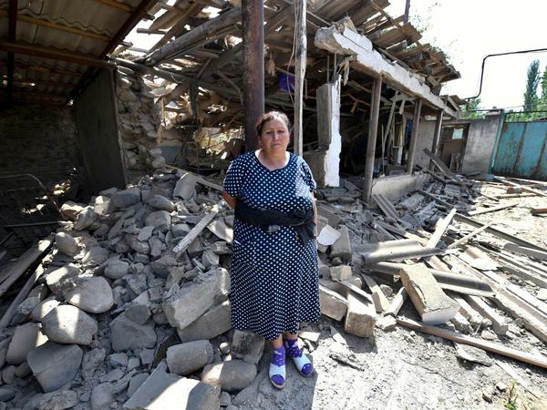 Eine Frau steht vor den Trümmern ihres Hauses, das beim Beschuss durch armenische Truppen in der Region Tovuz zerstört wurde.