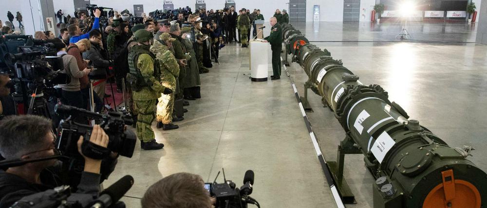 Der Stein des Anstoßes: Internationale Militärexperten und Journalisten verfolgen die Präsentation des neuen russischen Marschflugkörpers vom Typ 9M729.