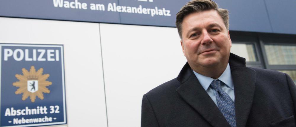 Innensenator Andreas Geisel vor der am 15. Dezember eröffneten Polizeiwache auf dem Alexanderplatz.