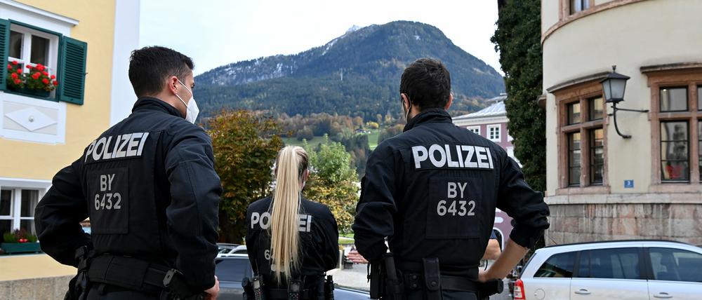 Polizisten in Berchtesgaden setzen die Corona-Beschränkungen durch.