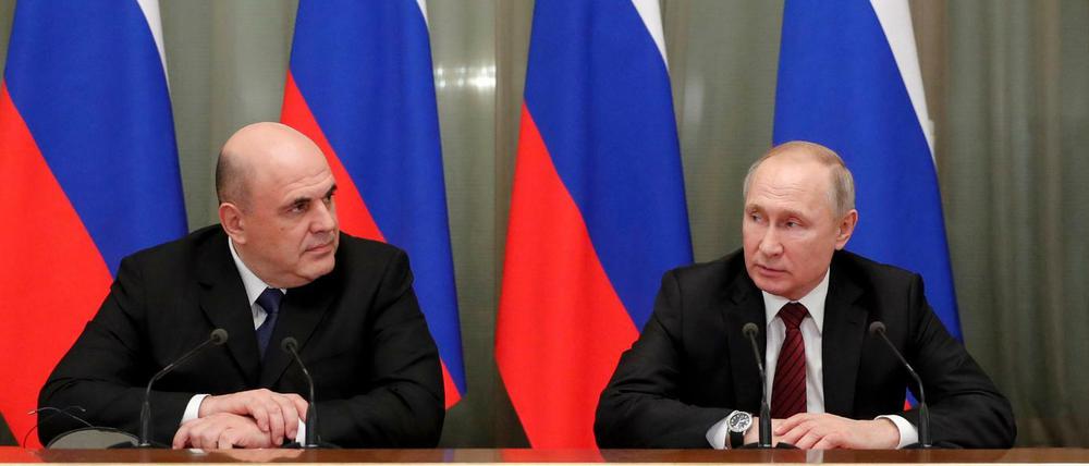 Präsident Wladimir Putin und Michail Mischustin (l), neuer Ministerpräsident nehmen an einer Sitzung des neuen Kabinetts teil.