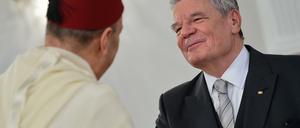 Bundespräsident Joachim Gauck begrüßt am 11. Januar 2016 im Schloss Bellevue in Berlin, während des Neujahrsempfangs für das Diplomatische Korps, den Botschafter des Königreichs Marokko, Omar Zniber. 