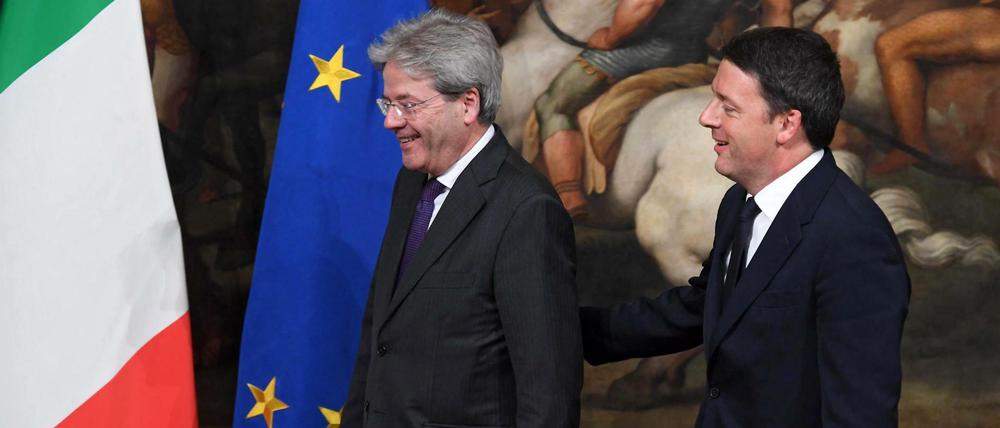 Zwei, die Bescheid wussten: Paolo Gentiloni, einst Außenminister und der frühere Premier Matteo Renzi (rechts), dessen Nachfolger er Anfang des Jahres wurde.