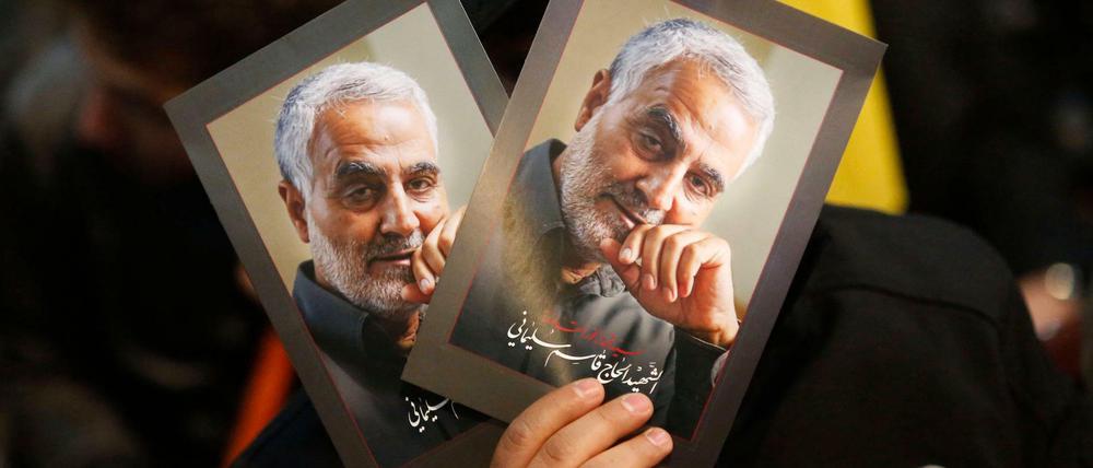 Fotos von General Qassem Soleimani werden bei einer Trauerfeier gezeigt.