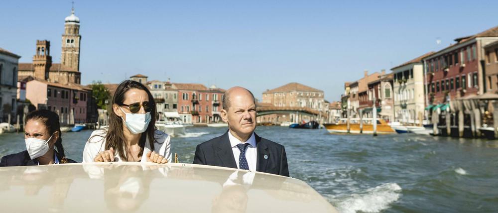 Bundesfinanzminister Olaf Scholz und die deutsche Generalkonsulin Tatjana Schenke-Olivieri fahren zum G20 Gipfel in Venedig.
