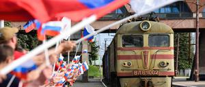 Ein russischer Zug mit Hilfsgütern fährt in den Bahnhof von Ilovaisk in der Region Donezk.