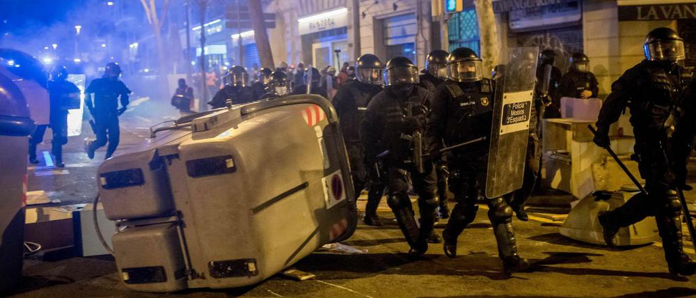Seit Tagen kommt es in Barcelona zu Auseinandersetzungen zwischen Demonstranten und Polizei.