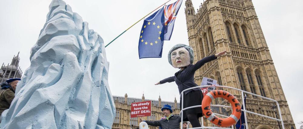 Demonstranten protestieren vor dem Parlament in London.