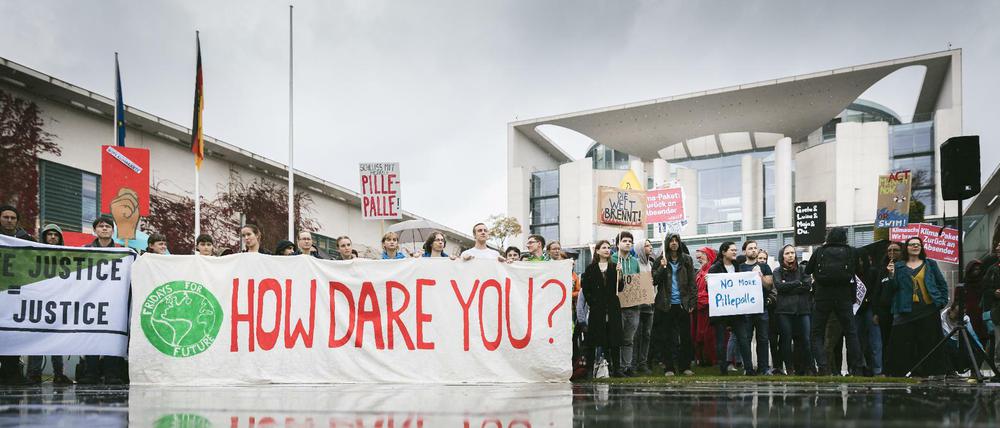 Mit dem Zitat Greta Thunbergs – auf Deutsch: „Wie könnt ihr es wagen?“ – zeigen diese Demonstranten, was sie vom Klimapaket halten.