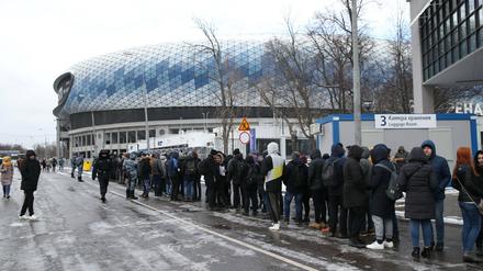 Fans vor der VTB-Arnea in Moskau vor einem Konzert des Deutsch-Schwedischen Metal Duos Lindemann.News Bilder des Tages MOSCOW, RUSSIA - MARCH 15, 2020: Fans outside VTB-Arena ahead of a concert by the German-Swedish industrial metal duo Lindemann. The Lindemann duo created by Rammstein vocalist Till Lindemann and Swedish musician Peter Tagtgren, is to give a day and a night concert at the stadium following Moscow Mayor Sergei Sobyanin s decree banning public events with over 5 thousand participants in Moscow due to the coronavirus threat till April 10, 2020. Vyacheslav Prokofyev/TASS PUBLICATIONxINxGERxAUTxONLY TS0D2272
