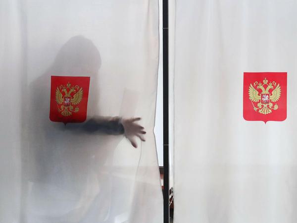 Undurchsichtig ist bei russischen Wahlen nicht nur die Kabine zur Abstimmung – wieder gab es viele Berichte über Manipulationen.