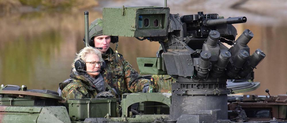 Verteidigungsministerin Christine Lambrecht (SPD) in einem Kampfpanzer (Archivbild vom 14. Februar 2022)
