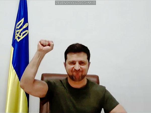 Der ukrainische Praesident Wolodymyr Selenskyj inszeniert sich als stark und durchhaltefähig.