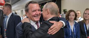 So ist es bis heute: Gerhard Schröder umarmt Wladimir Putin. 