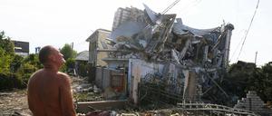 Die Zerstörung geht weiter: Ein Mann steht vor den Trümmern eines Hauses in der Region Odessa. 