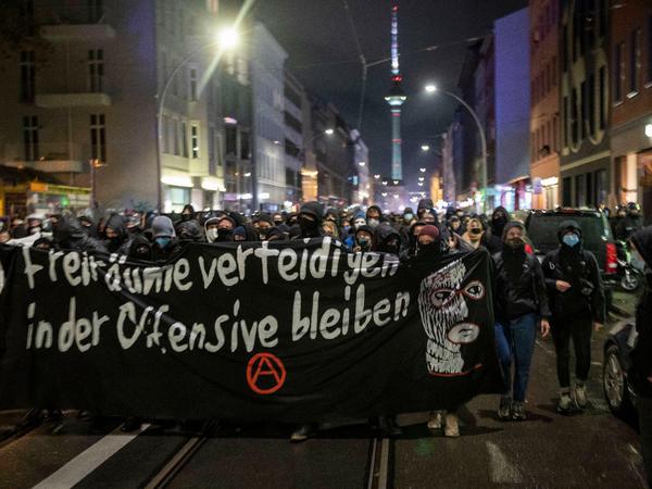 Autonome in Wut. Nach der Räumung des Hauses Liebigstraße 34 im Oktober 2020 demonstrieren Linksradikale in der Ostberliner City