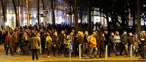 Protest ohne Ende. Immer wieder versammeln sich Impfgegner zu "Spaziergängen" und provozieren die Polizei. Hier ein Auflauf in Chemnitz. Die Einsatzkräfte konnten die Demonstranten nicht stoppen.