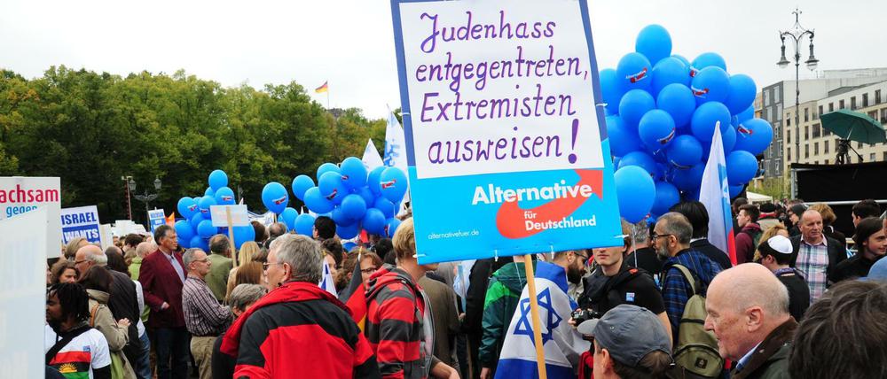 Nie wieder Judenhass! - Demonstration am Brandenburger Tor in Berlin. Auch die AFD war da. 