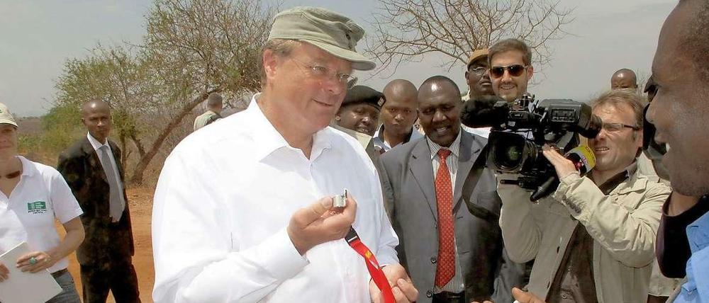 Entwicklungsminister Dirk Niebel (FDP) hat sein Haus vor der Wahl 2009 für völlig überflüssig gehalten. Als Minister legt er viel Wert darauf, dass möglichst wenig Geld in internationale Töpfe und mehr bilateral vergeben wird. Das Foto zeigt ihn in Kenia 2011. 
