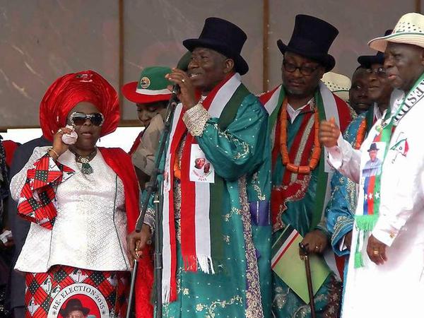 Der nigerianische Präsident Goodluck Jonathan (dritter von links) zieht seit einigen Wochen von Wahlkundgebung zu Wahlkundgebung. Das Foto zeigt ihn mit seiner höchst unpopulären Ehefrau Patience (links von ihm) bei einer Kundgebung in seinem Heimatstaat Bayelsa. 