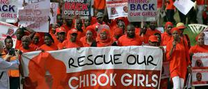 Rettet unsere Mädchen - das fordern diese Nigerianer bei einem Marsch vor die Präsidenten-Villa in Abuja. 