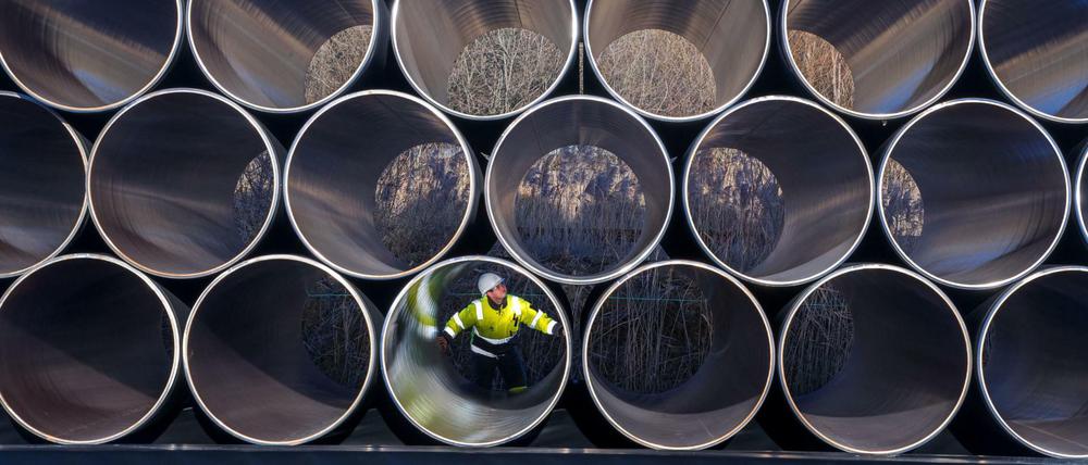 Kommunizieren diese Röhren? Ein Hafenarbeiter im mecklenburgisch-vorpommerschen Mukran prüft das Material für die zukünftige Ostsee-Erdgastrasse Nord Stream 2.
