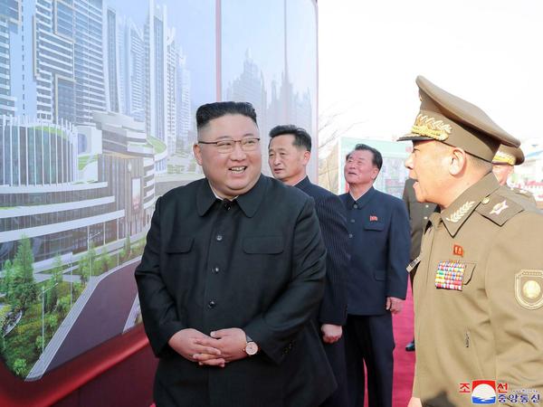 Nordkoreas Machthaber Kim Jong Un (links) in der Hauptstadt Pjöngjang.