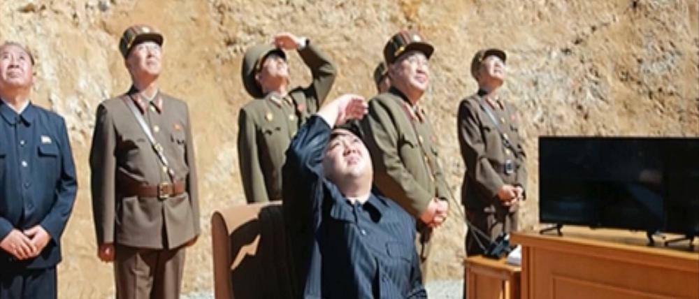 Das Standbild eines Videos, welches den nordkoreanischen Machthaber Kim Jong Un zeigt, der einem angeblichen Test einer Interkontinentalrakete mit hoher Reichweite vom Typ Hwasong-14 zuschaut.