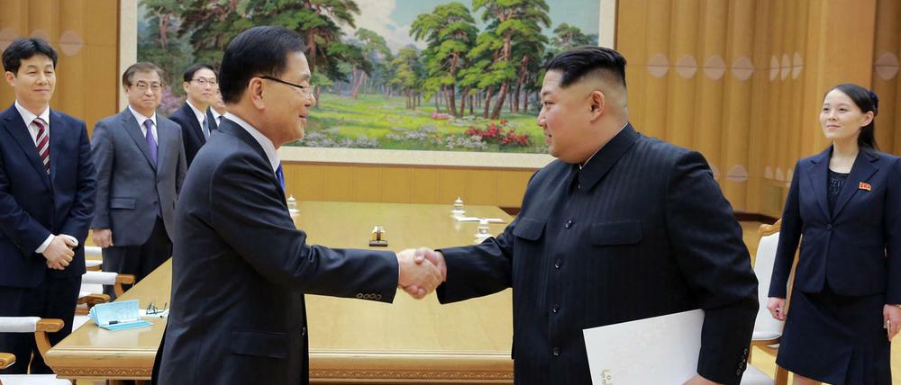 Machthaber Kim Jong Un beim Handschlag mit Südkoreas Direktor für Nationale Sicherheit, Chung Eui Yong. 