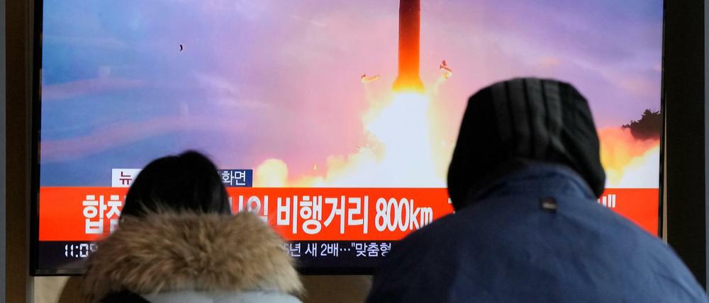 Bericht im südkoreanischen Fernsehen über einen Raketentest des Nordens (am 30.01.2022)