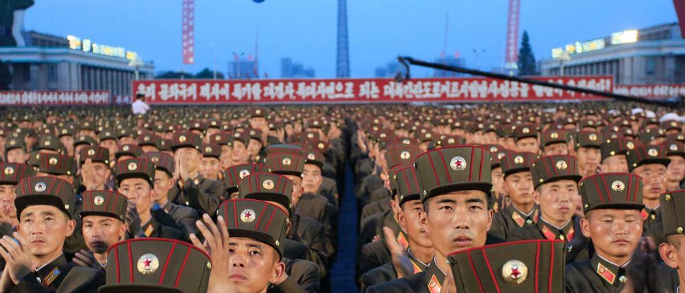 Nordkoreanische Soldaten feiern auf dem Kil-Il-Sung-Platz in Pjöngjang den Start von Nordkoreas erster Interkontinentalrakete.