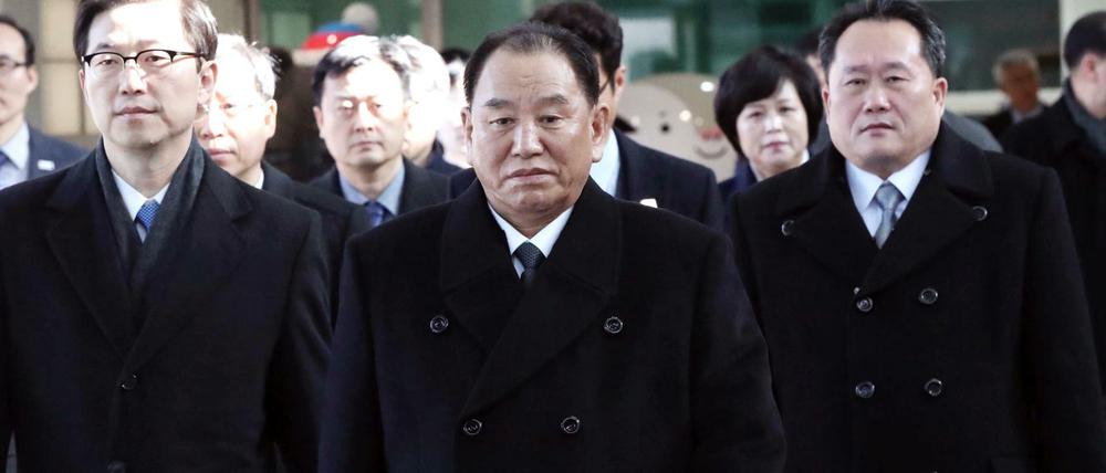 Der nordkoreanische ranghohe General Kim Yong Chol (vorne) überquerte mit einer Delegation die schwer gesicherte Grenze zwischen den beiden Koreas.