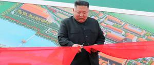 Nordkoreas Machthaber Kim Jong Un schneidet in einer Düngemittelfabrik ein Band durch.
